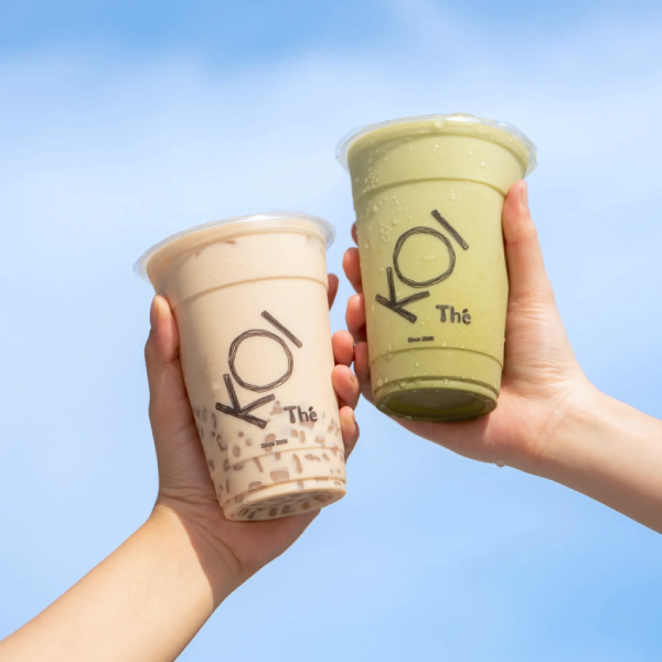 คนกำลังถือเครื่องดื่ม KOI The