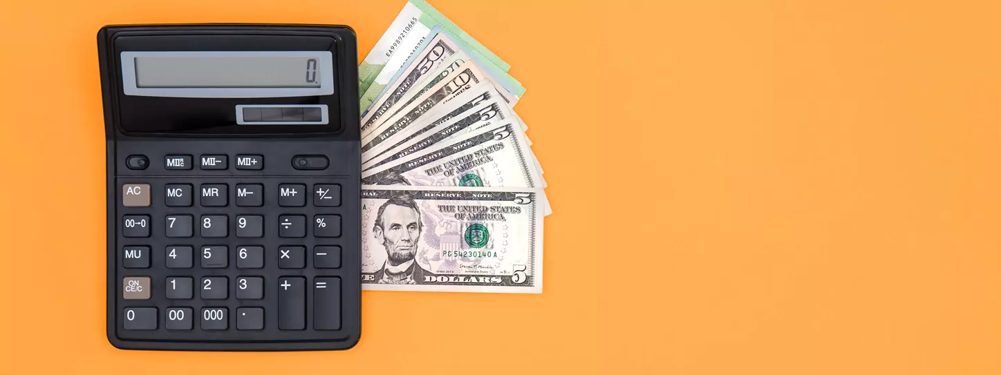 เครื่องคิดเลขวางทับธนบัตรดอลลาร์