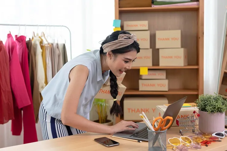ผู้หญิงเตรียมความพร้อมเปิดร้านออนไลน์