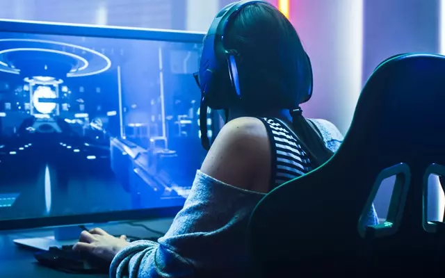 ผู้หญิงเล่นเกมคอมพิวเตอร์