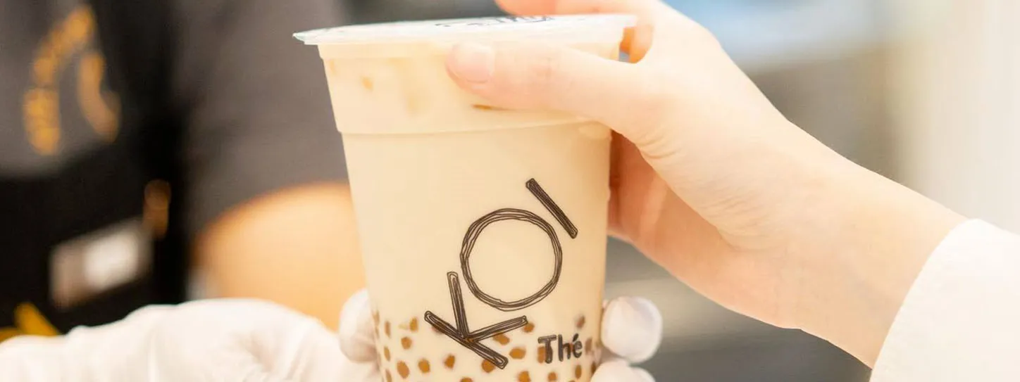 คนกำลังซื้อชานมไข่มุก KOI The