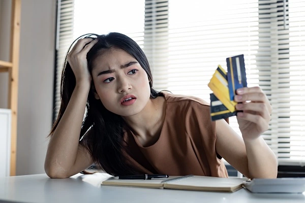 ผู้หญิงเครียดเรื่องบัตรเครดิต