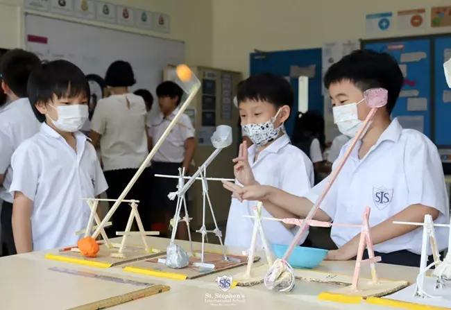 เด็กกำลังเล่นสิ่งประดิษฐ์ 