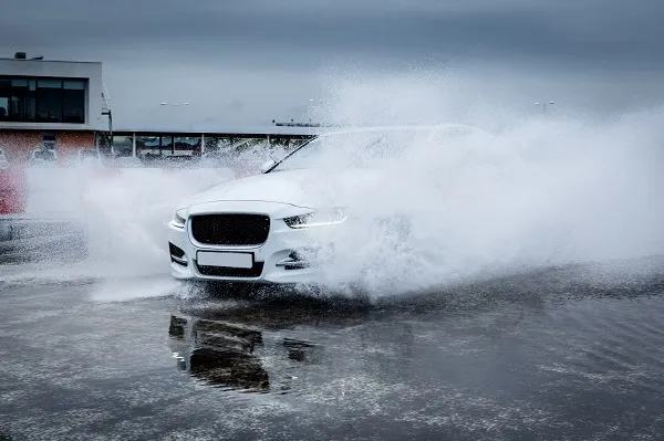 รถสีขาวกำลังลุยน้ำ