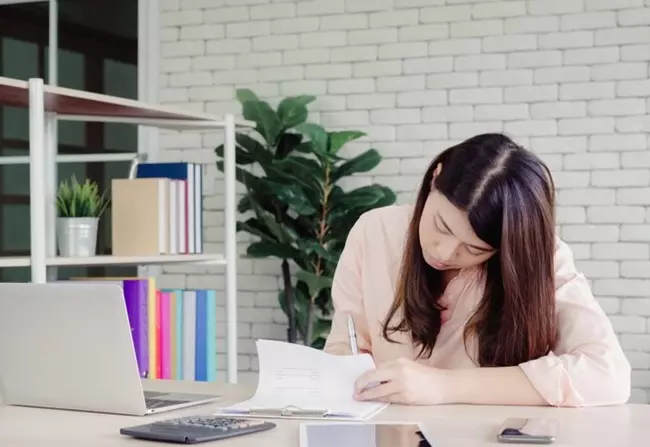 ผู้หญิงทำงานที่โต๊ะ 