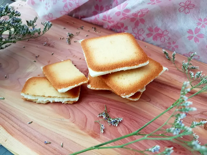 Almond crackers โรงงานช็อคโกแลตชิโรอิ โคอิบิโตะ