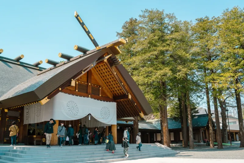 ศาลเจ้าฮอกไกโด (Hokkaido Shrine) ข้างสวน Maruyama Park