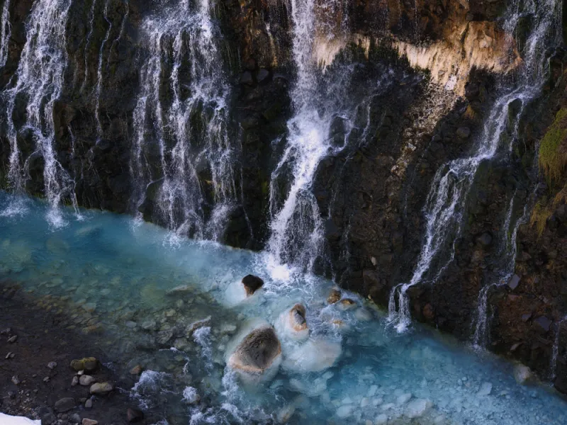 น้ำสีฟ้าสวยของน้ำตกชิโรฮิเงะในช่วงฤดูหนาว