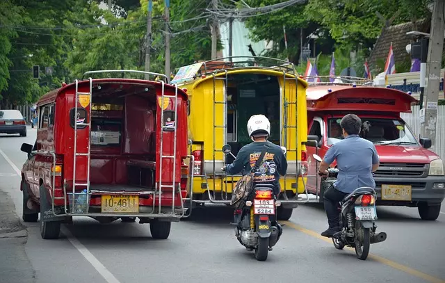 รถบนถนน