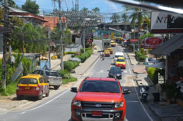 รถป้ายแดงวิ่งอยู่บนถนน