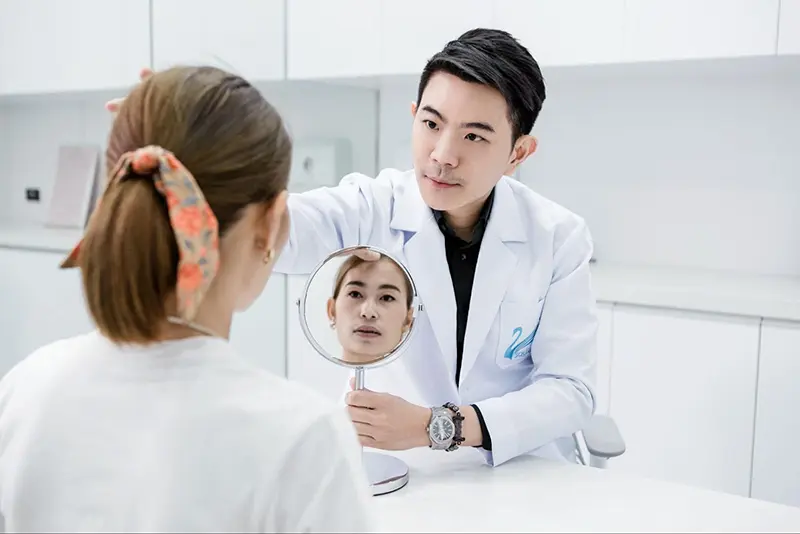 แพทย์ประเมินก่อนฉีดเมโสรักษาสิว