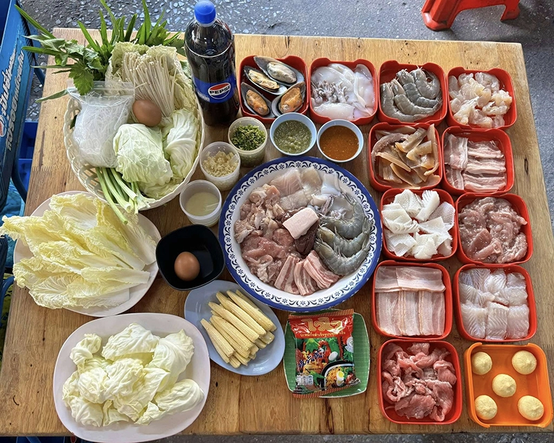 สั่งชุดหมูกระทะจากตุ้ยหมูกระทะมาทำเองที่บ้าน