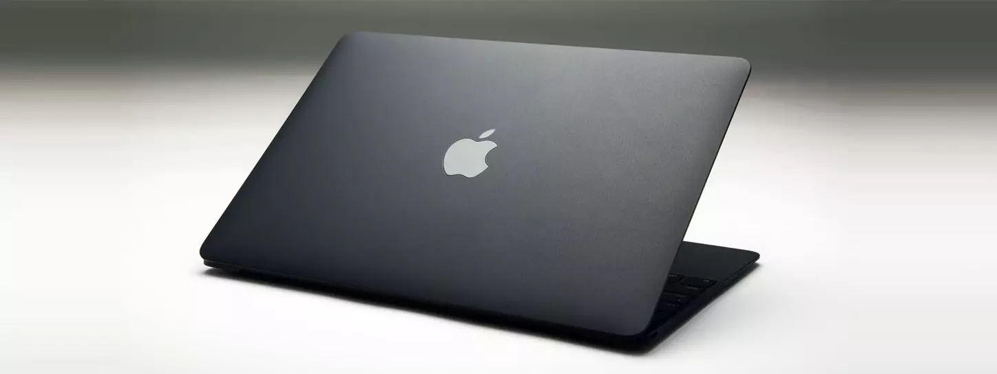 เปิดตัว MacBook สีดำด้าน