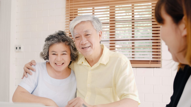 ชายหญิงสูงอายุยิ้มอย่างมีความสุข