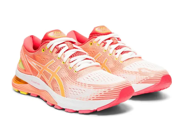 ASICS Gel-Nimbus 21 รุ่นนี้ เป็นรองเท้าวิ่งน้ำหนักเบาของผู้หญิง 