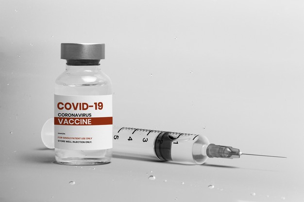 ขวดวัคซีนโควิดและเข็มฉีดยา