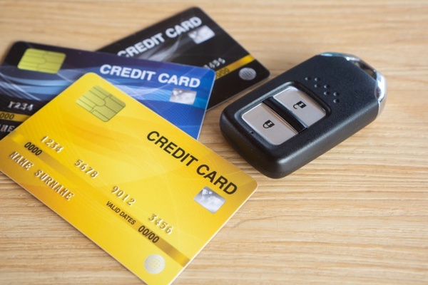 เราสามารถใช้บัตรเครดิตรูดดาวน์รถยนต์ หรือกดเงินสดจากวงเงินบัตรเครดิตมาจ่ายได้