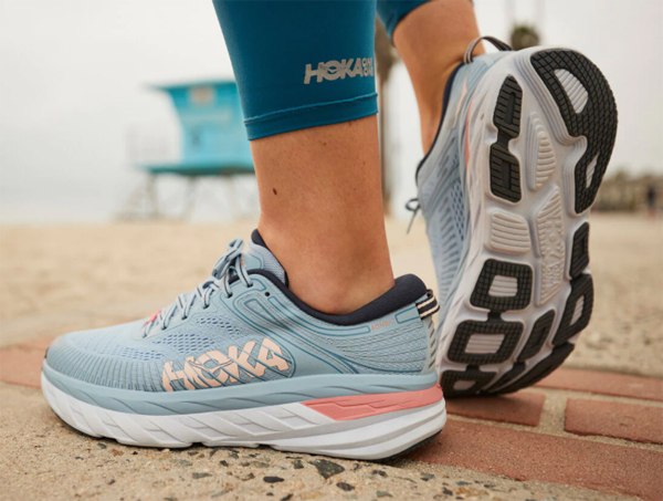 Hoka One One Women's Bondi 7 เป็นรองเท้าวิ่งผู้หญิงที่หลายคนแนะนำ 