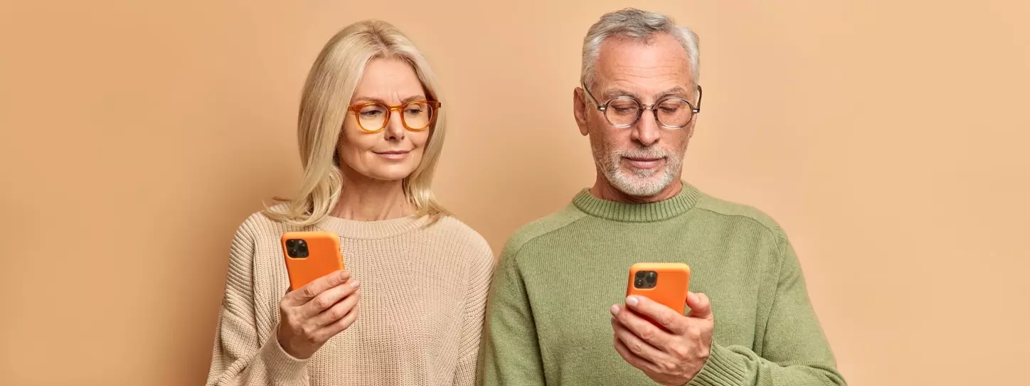 ผู้สูงอายุกำลังถือสมาร์ทโฟน