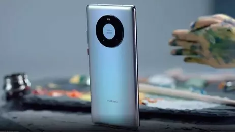 วางมือถือ Huawei Mate 50 บนโต๊ะไม้