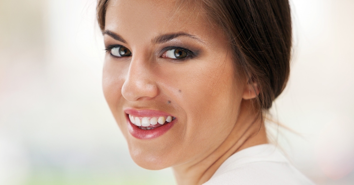 Красивые родинки на лице. Актриса синди кроуфорд. На лице родинка на щеке. Красивые родинки на лице у девушек. Синди кроуфорд.