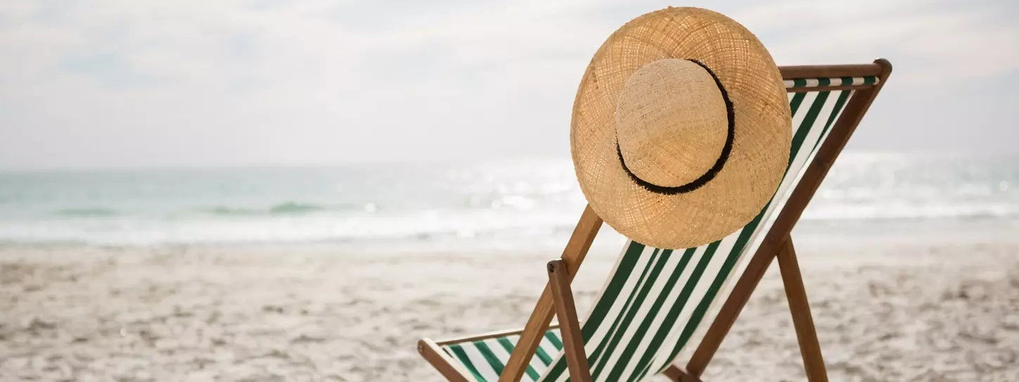 หมวกฟางแขวนบนเก้าอี้ชายหาด