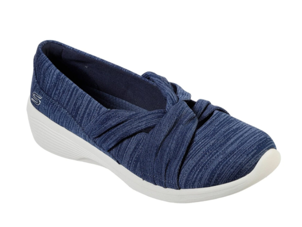 รองเท้าเพื่อสุขภาพ Skechers ตัวรองเท้าขยายได้อย่างเป็นธรรมชาติ 