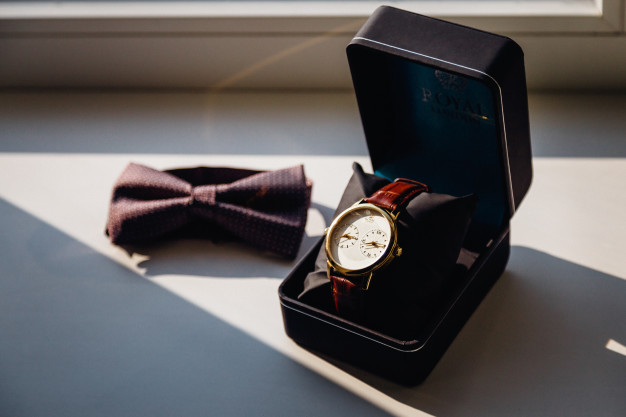 กล่องของขวัญข้างในเป็นนาฬิกาข้อมือสำหรับผู้ชาย