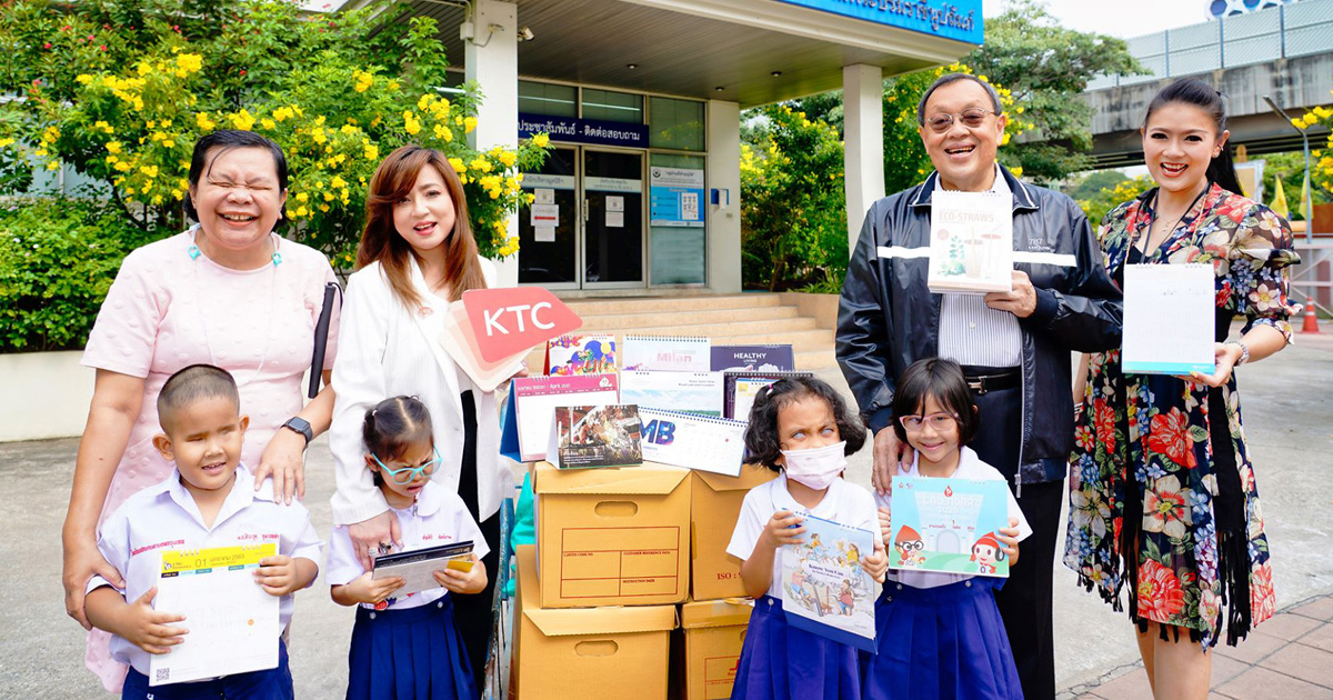 KTC employees jointly hand over unused desk calendars to be repurposed