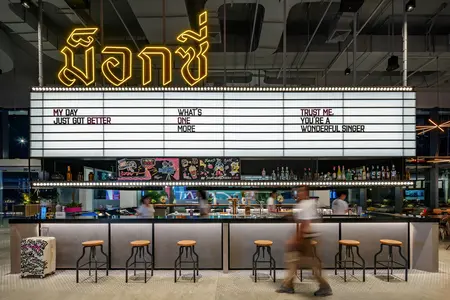 Rooftop Bar ที่ The Roof @38th Bar - Moxy Bangkok Ratchaprasong