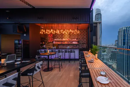 Rooftop Bar ที่ Holli Bolli Rooftop Bar - ANJU Korea Rooftop Restaurant & Bar - Sindhorn Midtown Hotel Bangkok