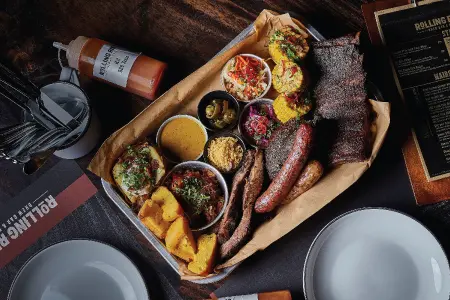 ห้องอาหาร Rolling Ribs Brew Bar & BBQ