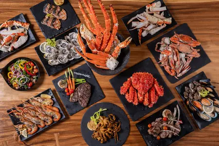 โปรโมชั่นอิ่มอร่อยรับสงกรานต์กับบุฟเฟ่ต์นานาชาติและเซตเมนู - โรงแรม Novotel Bangkok Sukhumvit 20 ห้องอาหาร Food Exchange, ชั้น 7