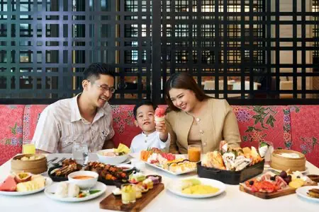 โปรโมชั่นอิ่มอร่อยรับสงกรานต์กับบุฟเฟ่ต์นานาชาติและเซตเมนู - โรงแรม Courtyard by Marriott Bangkok Suvarnabhumi Airport ห้องอาหาร ChonSom All Day Dining