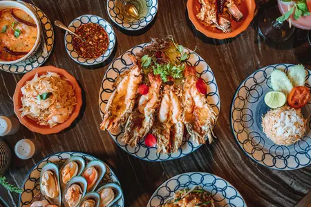 โปรโมชั่นอิ่มอร่อยรับสงกรานต์กับบุฟเฟ่ต์นานาชาติและเซตเมนู - โรงแรม Hyatt Regency Bangkok Sukhumvit ห้องอาหาร Market Café