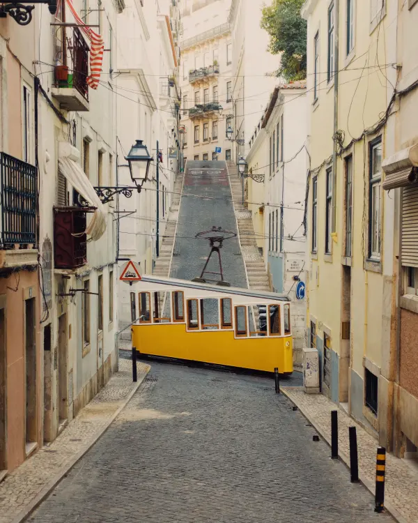 ท่องโลกไปกับ Accidentally Wes Anderson - LISBON TRAM LISBON-PORTUGAL