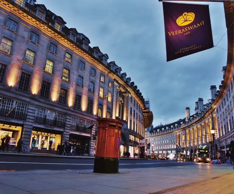 Piccadilly Circus จตุรัสที่เต็มไปด้วยสถานที่ช้อปปิ้ง