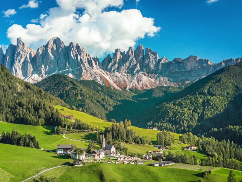 หมู่บ้าน Val di Funes แห่งโดโลไมท์ หนึ่งในที่เที่ยวอิตลี