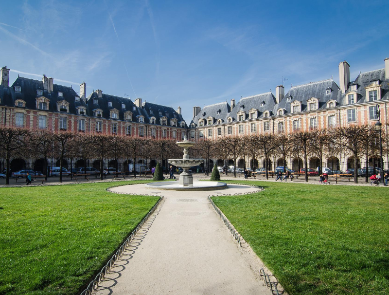 จตุรัส ปลาซ เดส์ วอสจ์ (Place des Vosges)