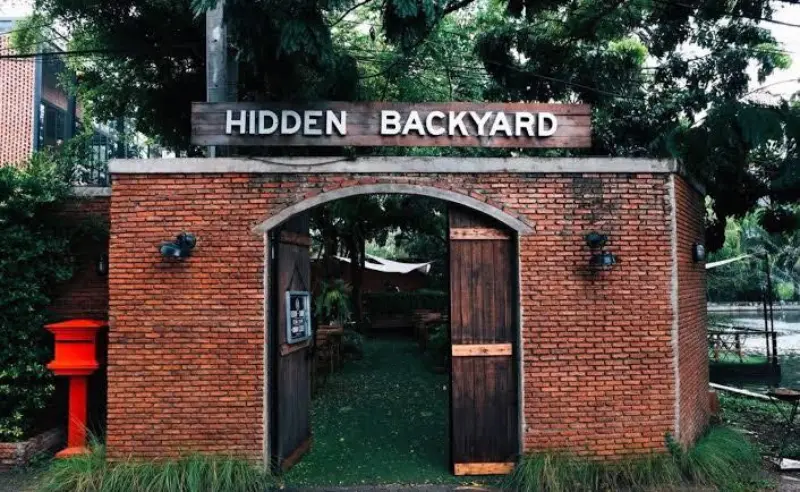 ร้าน Hidden Backyard Cafe & Hangout 