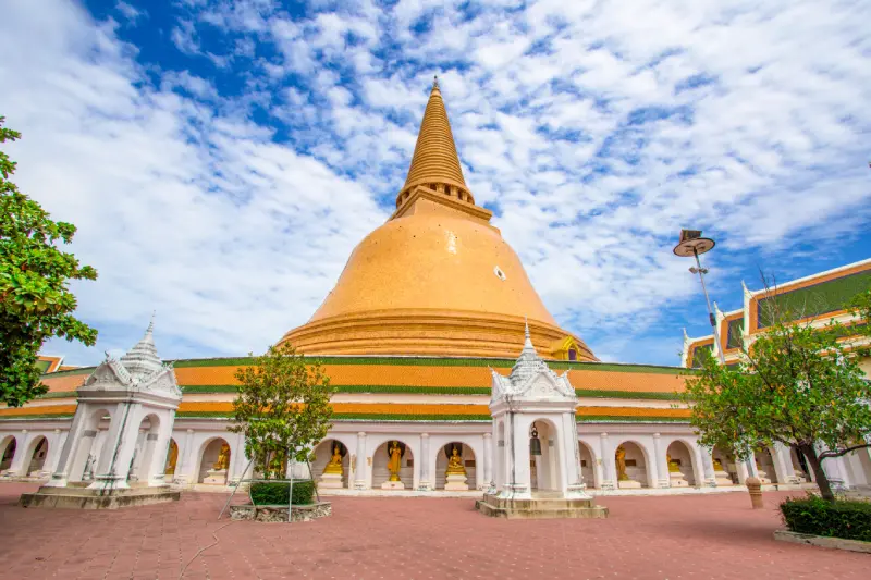 เที่ยวองค์พระปฐมเจดีย์ ไหว้พระ ทำบุญ เดินตลาดโต้รุ่ง เที่ยวองค์พระปฐมเจดีย์ ไหว้พระ ทำบุญ เดินตลาดโต้รุ่ง