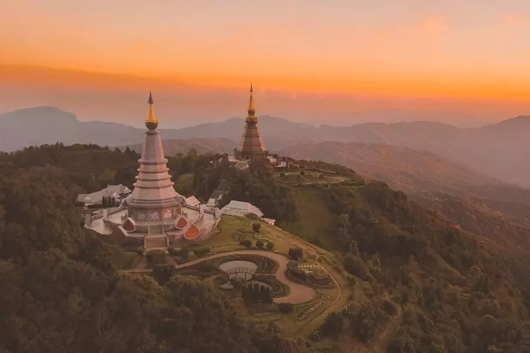 พระมหาธาตุนภเมทนีดลและพระมหาธาตุนภพลภูมิสิริบนดอยอินทนนท์