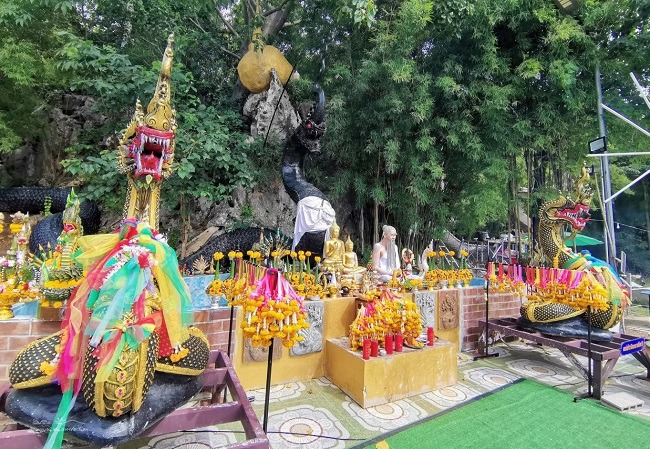 พญานาคในวัดถ้ำคีรีธรรม