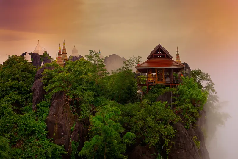 วัดเฉลิมพระเกียรติพระจอมเกล้าราชานุสรณ์
            หรือวัดพระพุทธบาทปู่ผาแดง