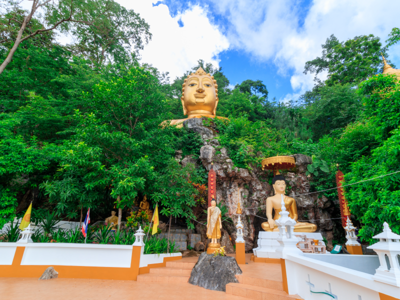 ที่เที่ยวแพร่ ที่ต้องห้ามพลาด วัดพระธาตุอินทร์แขวนจำลอง