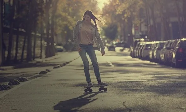 คนเล่นเซิร์ฟสเก็ตกลางถนน คนเล่นเซิร์ฟสเก็ตกลางถนน