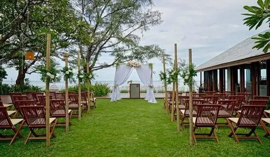 เก้าอี้และสนามหญ้าสีเขียวริมทะเล โรงแรม Let’s Sea Hua Hin Al Fresco Resort