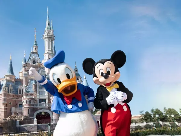 Micky Mouse และ Donald Duck ที่ Shanghai Disneyland Micky Mouse และ Donald Duck ที่ Shanghai Disneyland