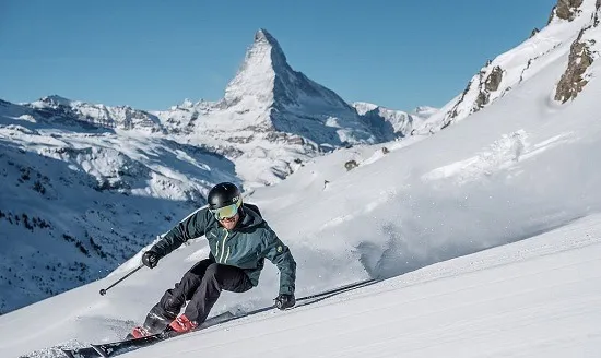 ผู้ชายกำลังเล่นสกีหิมะ ผู้ชายกำลังเล่นสกีหิมะ