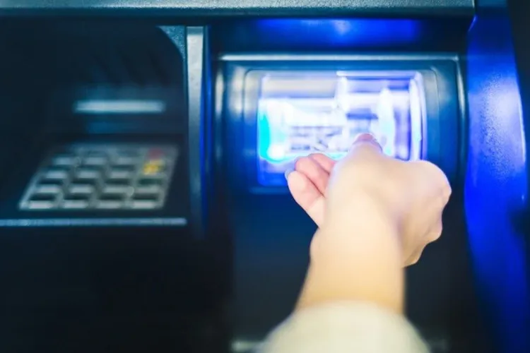 ผู้หญิงกำลังกดเงินที่ตู้ ATM ผู้หญิงกำลังกดเงินที่ตู้ ATM